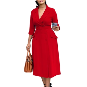 Détail d'une robe blazer rouge à double boutonnage avec col en V et ceinture taille