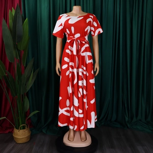 Détail d'une robe longue imprimée rouge et blanche avec ceinture nouée et manches courtes