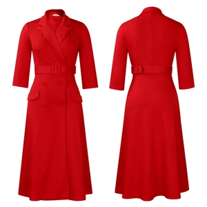 Vues avant et arrière d'une robe rouge croisée avec ceinture assortie et col tailleur