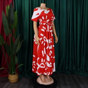 Détail de l'imprimé abstrait rouge et blanc sur une robe longue évasée à manches courtes avec lien
