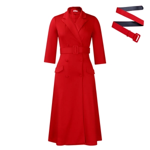 Détail de la robe rouge à double boutonnage avec col tailleur et ceinture assortie