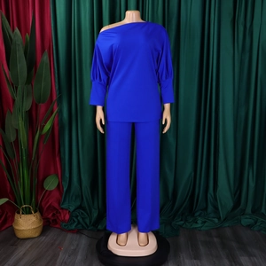Detail eines blauen Zweiteilers mit schulterfreiem Oberteil und langer weiter Hose