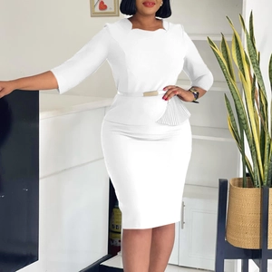 Détail d'une robe crayon blanche avec basque latérale et ceinture fine assortie