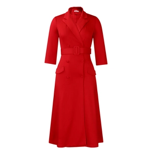 Détail d'une robe blazer rouge à double boutonnage avec col en V et ceinture assortie