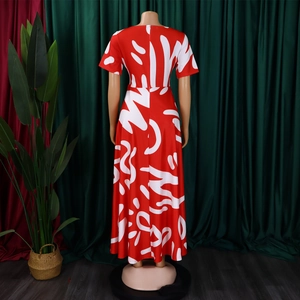 Détail de la robe maxi rouge avec manches courtes et motifs de feuilles abstraites