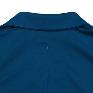Detail von Reverskragen und unsichtbarem Reißverschluss am dunkelblauen Maxikleid
