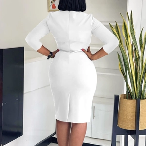 Vue arrière d'une robe blanche ajustée avec manches mi-longues et une coupe élégante aux genoux