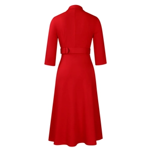 Détail d'une robe midi rouge avec manches 3/4 et ceinture à boucle assortie au dos