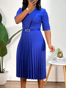 Élégante robe mi-longue plissée bleu roi avec col en V et ceinture pour un look chic