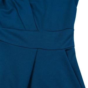 Detailansicht der Kleider Taille mit breitem Bund und Falten sowie Seitentaschennaht