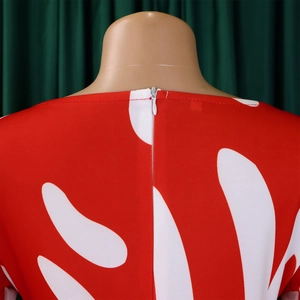 Détail de la fermeture éclair invisible au dos d'une robe rouge à motif de feuilles