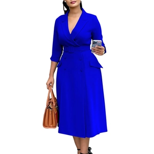Détail d'une robe bleu roi à double boutonnage avec ceinture et col à revers