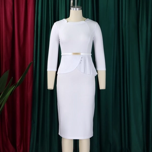 Détail d'une robe moulante blanche avec taille plissée asymétrique et ceinture dorée