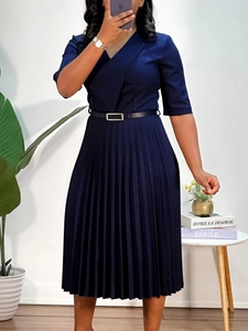Robe plissée bleu marine élégante avec col en V, manches courtes et ceinture fine