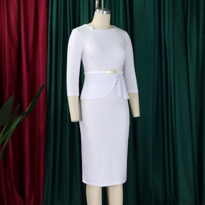 Détail de la robe de bureau blanche avec ceinture et superposition plissée sur le côté