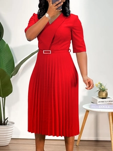 Robe rouge élégante plissée à col en V avec manches courtes et ceinture taille