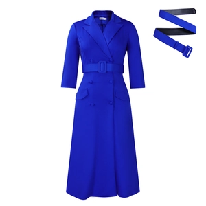 Détail de la robe blazer croisée bleu roi avec ceinture à boucle carrée assortie au look