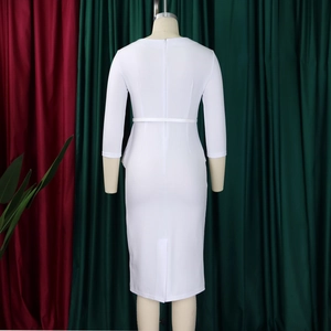 Vue arrière détaillée de la robe blanche moulante avec fermeture éclair et fente élégante