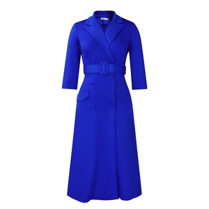 Détail d'une robe bleue à double boutonnage avec ceinture et élégante silhouette en trapèze