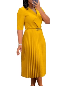 Robe midi plissée jaune élégante à manches courtes avec col en V et ceinture à boucle
