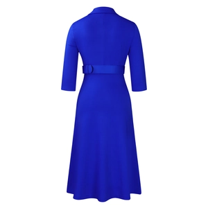 Vue arrière d'une robe bleu roi à double boutonnage avec ceinture assortie et manches mi-longues