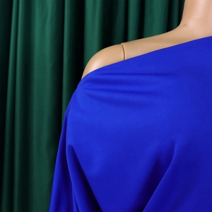 Detail eines königsblauen One-Shoulder-Tops mit glatter elastischer Textur und Falten