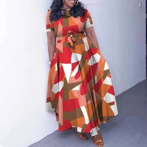 Détail de robe grande taille avec motif géométrique coloré et ceinture à nouer