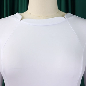 Détail d'une robe blanche élégante montrant le col montant et la texture du tissu tricoté