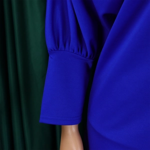 Detailaufnahme der königsblauen Puffärmel-Manschetten mit feiner Stricktextur und Falten