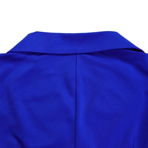 Détail du col à revers bleu roi et de la couture des épaules de la robe élégante