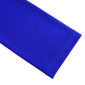 Vue macro détaillée des coutures et du tissu bleu roi de la robe à double boutonnage
