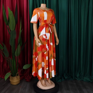 Détail d'une robe d'été trapèze avec imprimé géométrique et ceinture à nouer