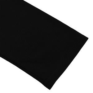 Detailaufnahme von hochwertigem schwarzem Strickstoff mit feinen Nähten und Textur