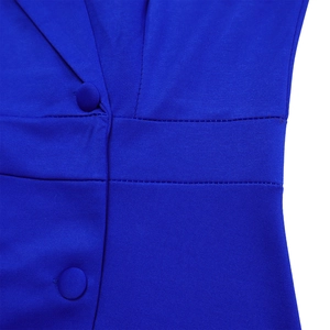 Gros plan détaillé de la robe bleu électrique avec boutons à double boutonnage et coutures