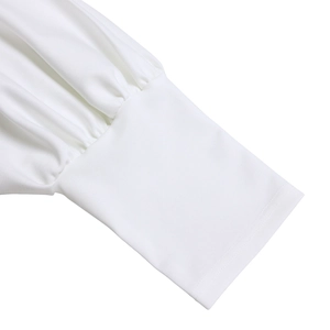 Detailansicht eleganter weißer Puffärmel-Manschetten mit hochwertigen Nähten und Stoff