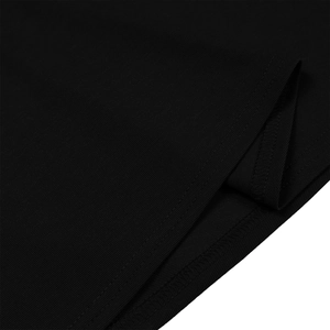 Detail von schwarzem Strickstoff mit hochwertiger Doppelnadelnaht am Kleidersaum