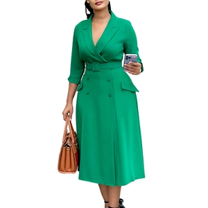 Détail d'une robe verte à double boutonnage avec col à revers et ceinture assortie