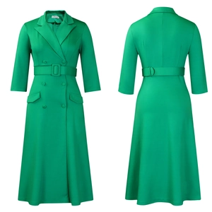 Vue détaillée avant et arrière d'une robe blazer vert émeraude à double boutonnage avec ceinture