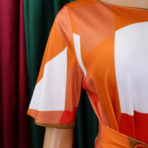 Détail du revers de manche courte avec imprimé géométrique orange sur robe longue