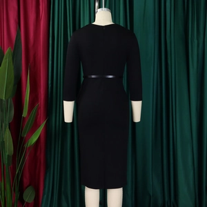 Vue arrière détaillée d'une robe midi noire ajustée avec manches trois-quarts et ceinture fine