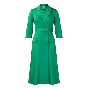 Détail de la robe vert émeraude à boutonnage croisé avec col à revers et ceinture assortie