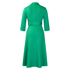 Vue arrière d'une robe midi ajustée verte avec ceinture assortie et manches 3/4