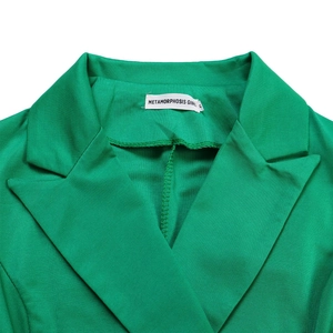 Gros plan sur la robe vert vif montrant le col à revers et la texture du tissu sergé