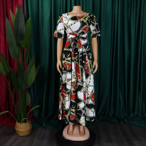 Détail de robe longue à manches courtes avec imprimé chaîne vintage et ceinture nouée