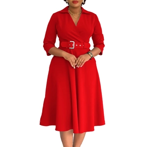 Detail von rotem Plus-Size-Kleid mit Reverskragen und passendem Gürtel mit Silberschnalle