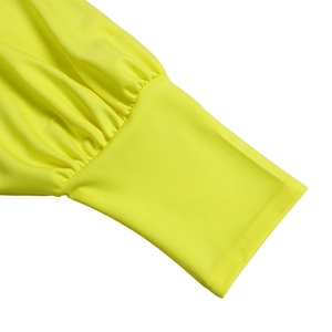 Detail von neongrünen Puffärmeln mit Faltenmanschette und breitem Gummizug am Handgelenk