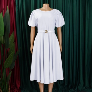 Détail d'une robe lavande à manches bouffantes avec ceinture fine à boucle dorée