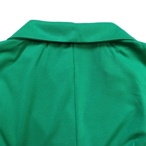 Détail de la robe verte montrant le col arrière et les finitions de couture soignées