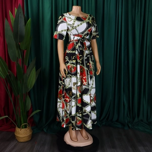 Détail d'une robe longue trapèze à imprimé chaîne avec lien à la taille et manches courtes