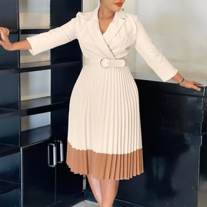 Détail de la robe plissée bicolore avec col à revers et ceinture à la taille